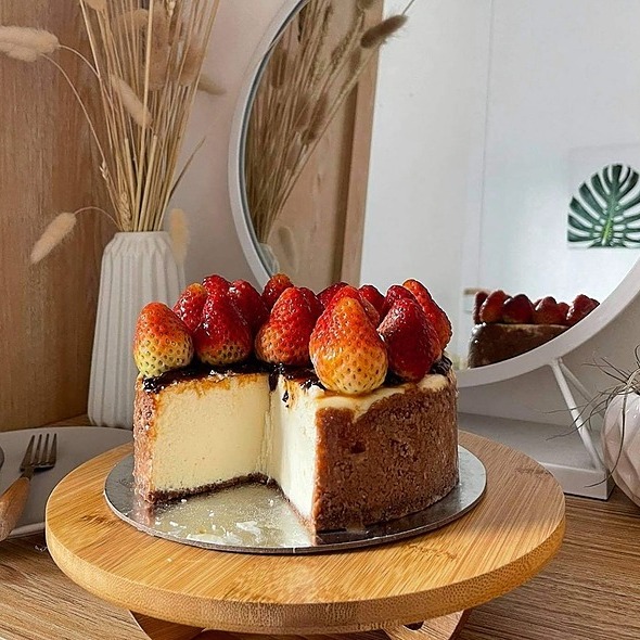 Fédici cheesecake sliced open showing creamy interior